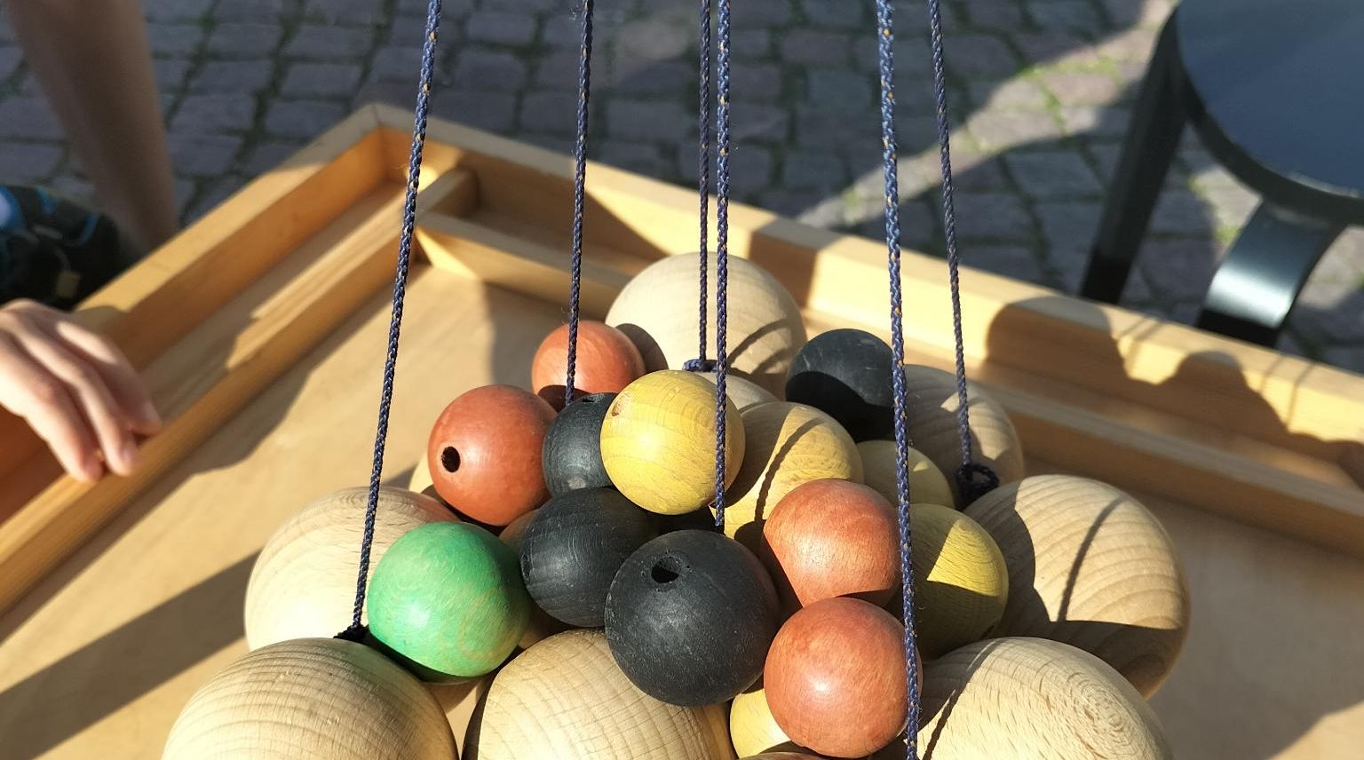 Runde Kugeln eines Holzspiels
